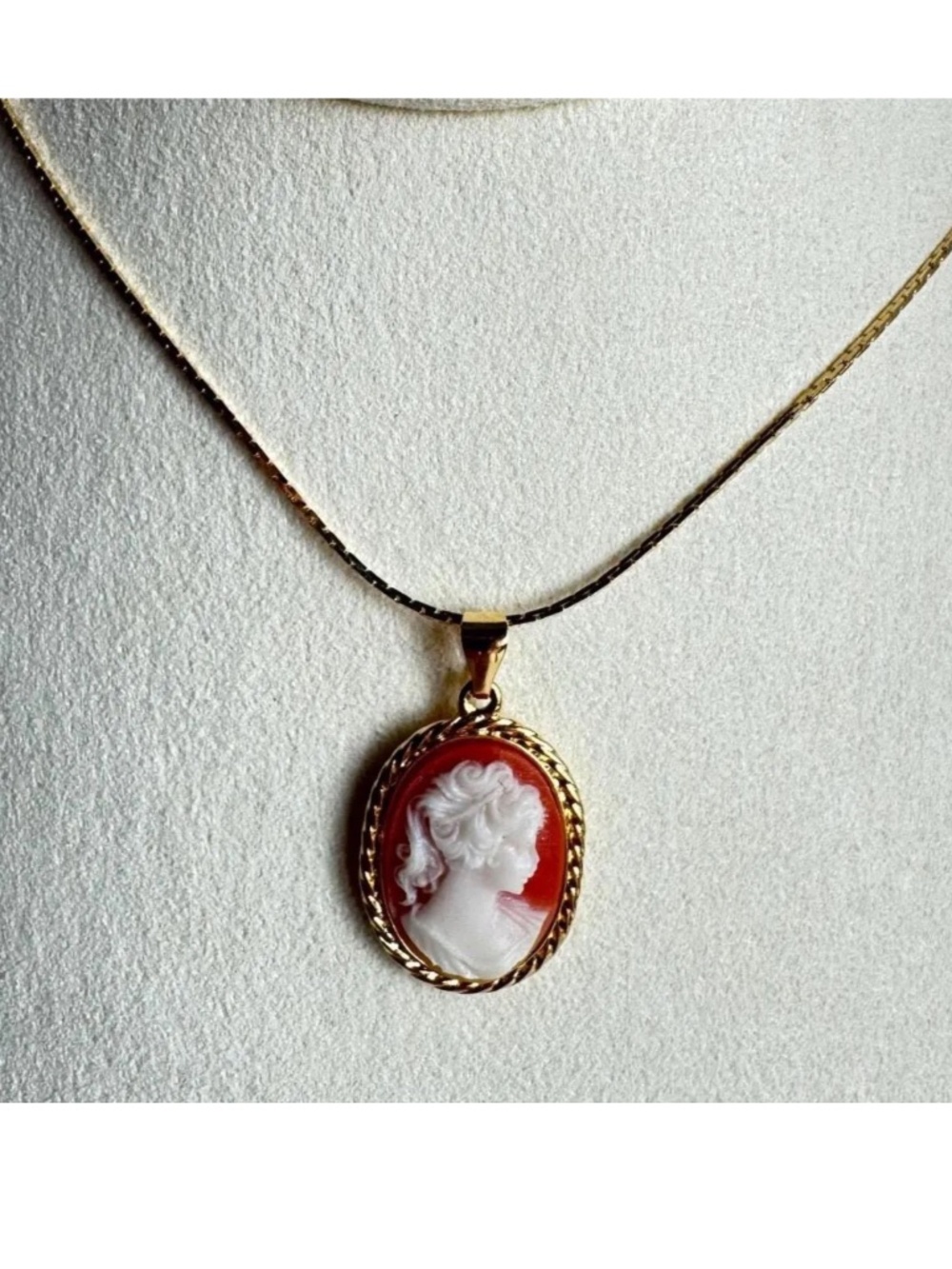 Vintage Cameo Necklace Gold Tone Lady Profile Pendant Resin Victorian Style 14"L